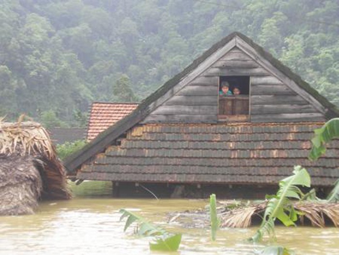 Cảnh lũ lụt thương tâm khiến cư dân mất nhà, mất cả người thân.